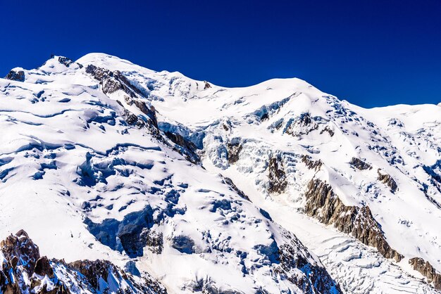 Zaśnieżone góry Chamonix Mont Blanc HauteAlpy Sabaudzkie Francja