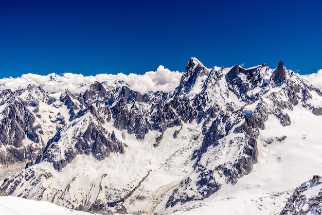 Zaśnieżone góry Chamonix Mont Blanc HauteAlpy Sabaudzkie Francja