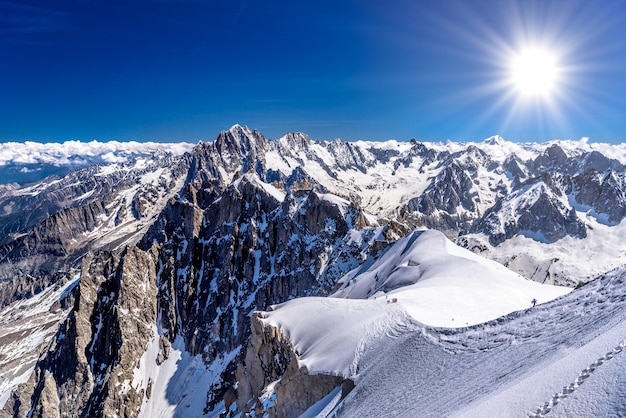 Zaśnieżone góry Chamonix Mont Blanc HauteAlpy Sabaudzkie Francja