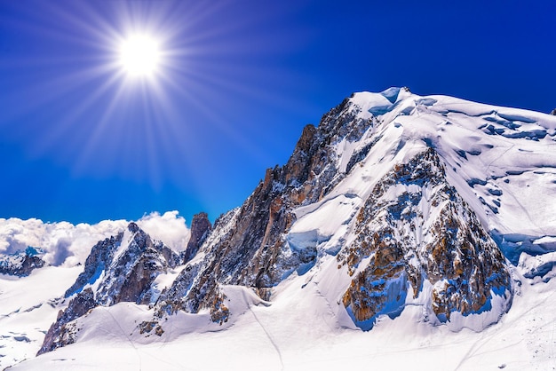Zaśnieżone góry Chamonix Mont Blanc HauteAlpy Sabaudzkie Francja