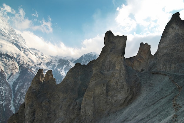 Zaśnieżone tybetańskie góry, widok z trekkingu Annapurna