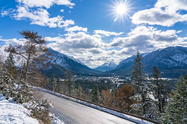 zaśnieżony las górska droga górska norquay scenic drive park narodowy banff kanadyjskie skaliste