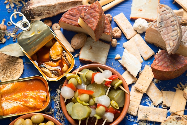 zastawa stołowa z aperitifem składającym się z różnych serów spożywczych i puszek marynat