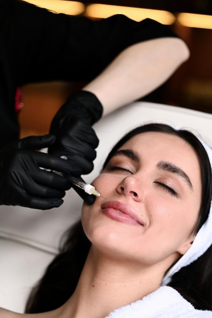 Zastrzyk upiększający Kobieta robiąca korektę nosa i ust w saloniexD