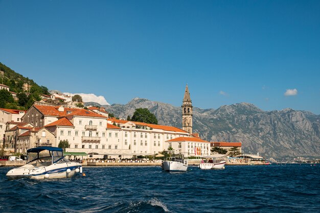 Zatoka Boka-Kotor, miasto Perast, Czarnogóra. Adriatycki. Piękne stare miasto otoczone górami i morzem. Letni kurort europejski.