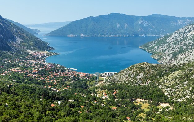 Zatoka Kotorska Zamglony Latem Z Góry I Miasto Kotor Na Wybrzeżu (czarnogóra)