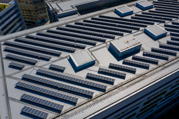 Zdjęcie zatoka kowloon, hong kong 29 stycznia 2019: instalacja paneli słonecznych na dachu