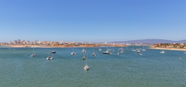 Zatoka Marina Port w Portimão. Z jachtami