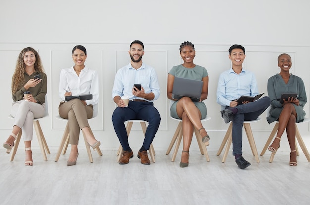 Zdjęcie zatrudnianie i rekrutacja zasobów ludzkich z grupą kobiet i mężczyzn czekających w kolejce na rozmowę kwalifikacyjną hr korporacyjny i równe szanse w miejscu pracy w celu promowania różnorodności i wzrostu