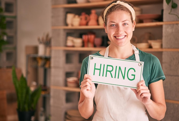 Zdjęcie zatrudnianie portretu znaku i kobiety rozpoczynającej działalność gospodarczą w rekrutacji do sklepu, reklama pracy i doświadczenie w handlu detalicznym szef lub ręka pracodawcy trzymająca baner wiadomości lub tablicę dla kreatywnych możliwości
