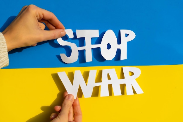 Zatrzymać konflikt wojenny między Ukrainą a Rosją Ręce kobiety trzymającej symbol, aby zatrzymać wojnę
