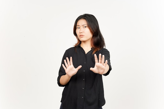Zatrzymaj i odrzuć gest ręki pięknej azjatyckiej kobiety na białym tle