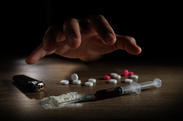Zatrzymaj koncepcję uzależnienia od narkotyków Międzynarodowy dzień przeciwko strzykawce narkotykowej i gotowanej heroinie na spoonxA