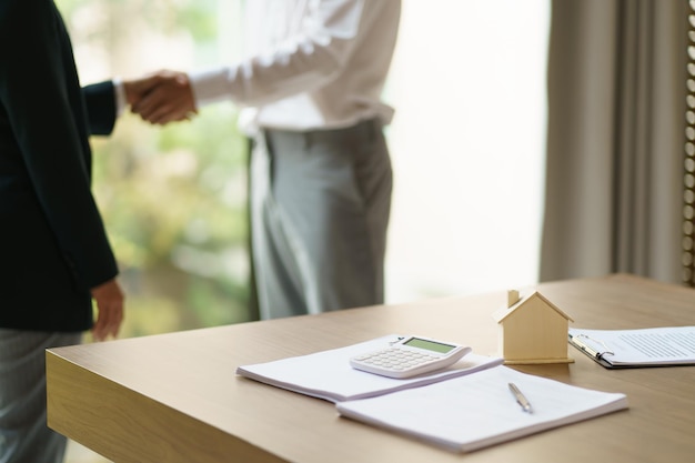 Zatwierdzony pieczęć z ludźmi biznesu podpisywania umów zawieranie umów z konsultantem nieruchomości ubezpieczenie mieszkaniowexInwestycje nieruchomości Ubezpieczenie nieruchomości oferta zabezpieczenia domu