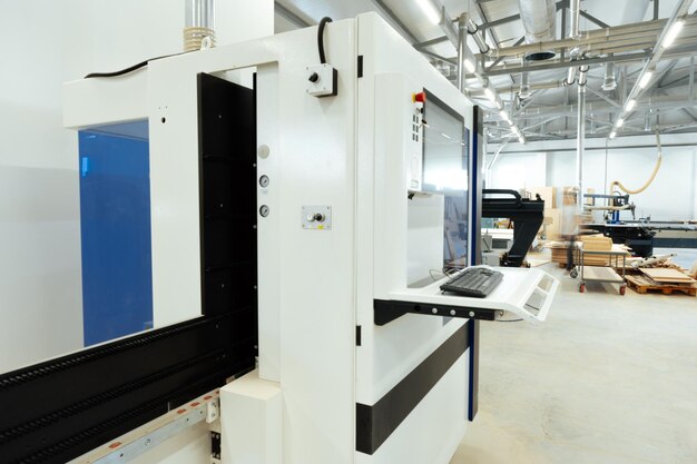 Zdjęcie zautomatyzowane urządzenia warsztatu stolarskiego do produkcji mebli drewnianych