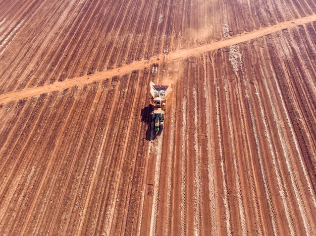 Zautomatyzowany ciągnik do sadzenia trzciny cukrowej w Brazylii - Pederneiras-Sao Paulo-Brasil - 03-20-2021.