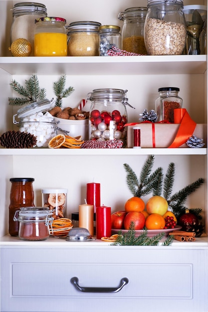 Zawartość szafki kuchennej z artykułami świątecznymi i dekoracją