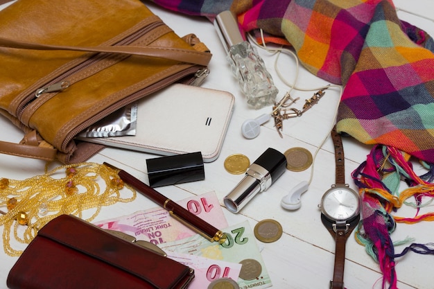 Zawartość torebki damskiej - portfel, klucze, telefon, szminka, perfumy