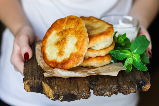 Zdjęcie zawijamy płaskie tortille chlebowe z mąki i ciasta domowego smażonego na wodzie