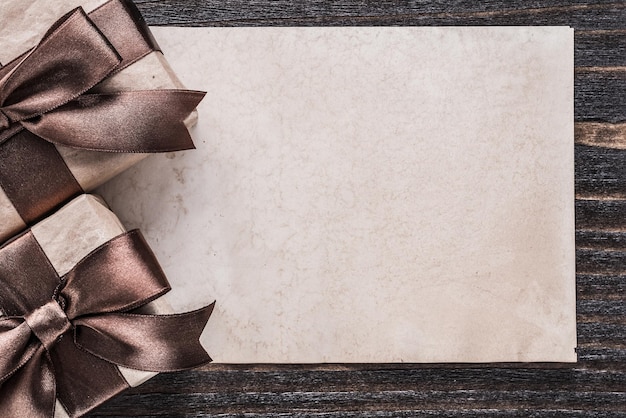 Zawinięty papier prezentów w pudełku na starodawny drewniany deska koncepcja wakacje