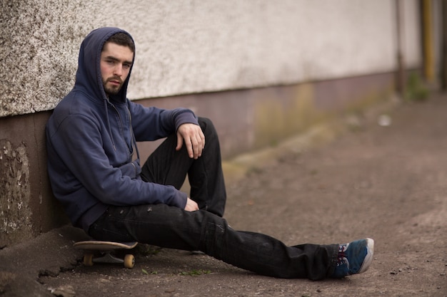 Zawodniczka Robi Przerwę Poza Skate Park I Patrząc Na Kamery