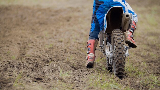 Zawodnik Motocrossowy Zaczyna Jeździć Na Swoim Dirtowym Rowerze Cross Mx - Widok Z Tyłu, Teleobiektyw