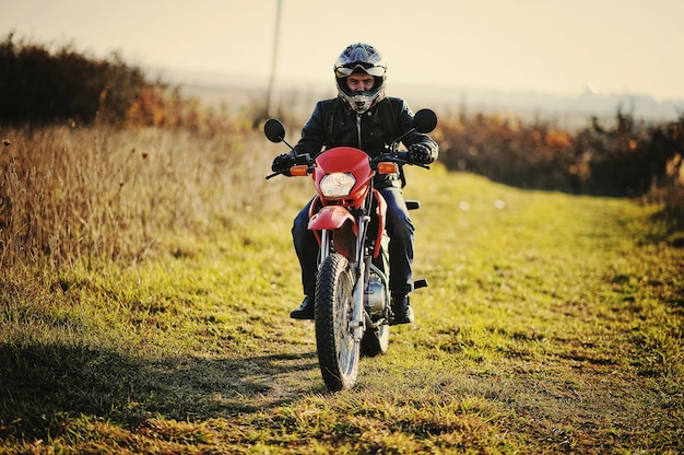 zawodnik siedzący na swoim motocyklu