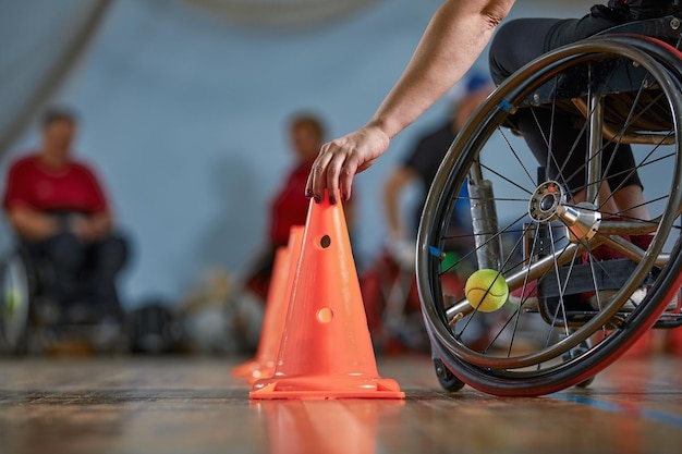Zawody Osób Poruszających Się Na Wózkach Inwalidzkich Na Hali Sportowej