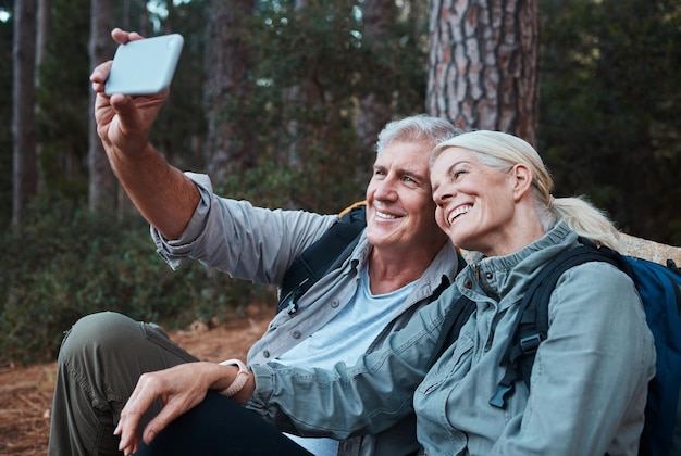 Zawsze Robimy Selfie, Aby Dokumentować Nasze Wspólne Przygody. Ujęcie Dojrzałej Pary Robiącej Selfie Podczas Wspólnej Wędrówki.