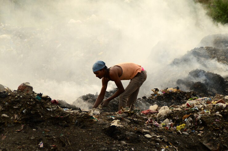 Zbieracze szmat szukają materiałów nadających się do recyklingu w śmietnikach i zanieczyszczeniu powietrza w Indiach