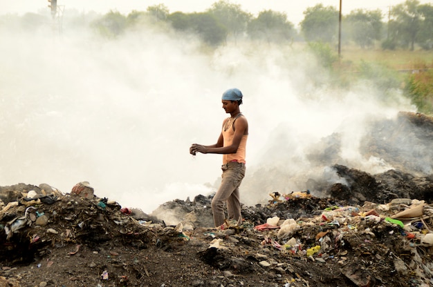 Zbieracze Szmat Szukają Materiałów Nadających Się Do Recyklingu W śmietnikach I Zanieczyszczeniu Powietrza W Indiach