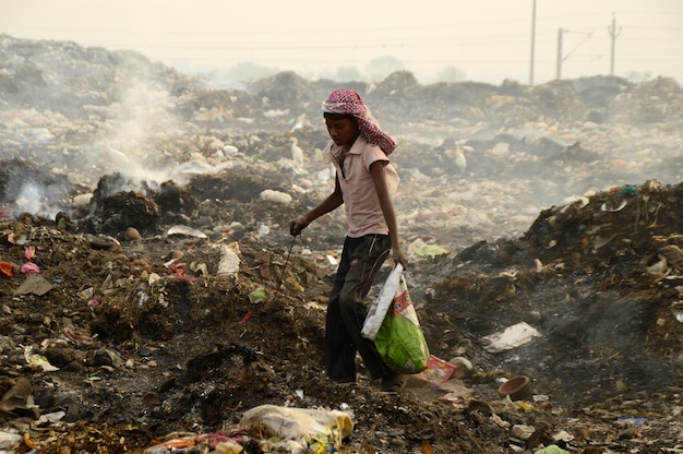 Zbieracze szmat szukają materiałów nadających się do recyklingu w śmietnikach i zanieczyszczeniu powietrza w Indiach