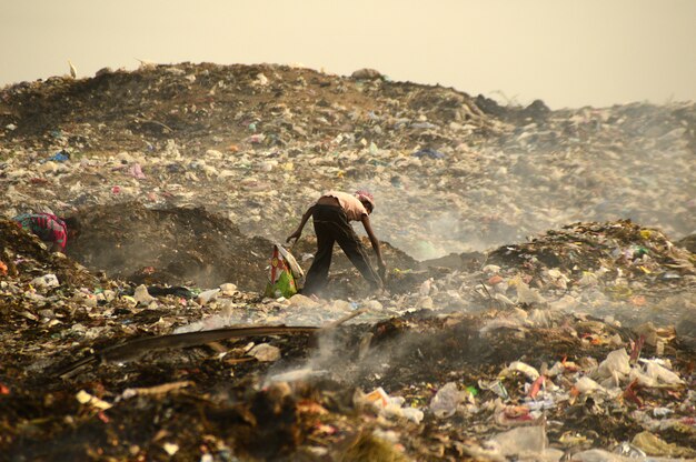 Zbieracze Szmat Szukają Materiałów Nadających Się Do Recyklingu W śmietnikach I Zanieczyszczeniu Powietrza W Indiach