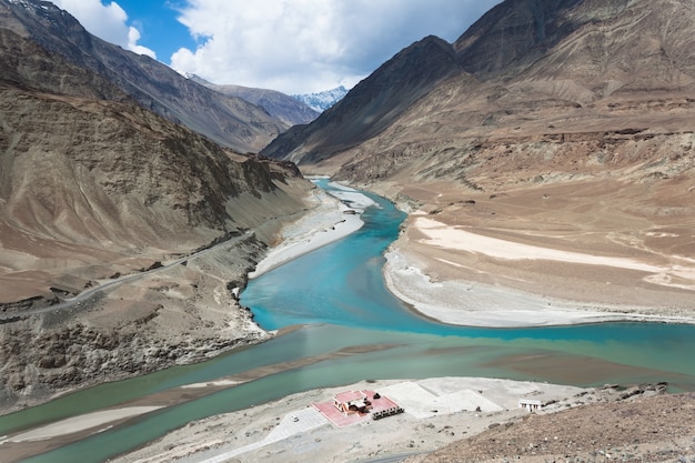 Zbieżność rzeki Zanskar i rzeki Indus w Leh, Ladakh, Indie