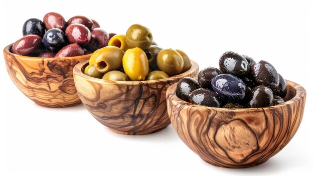 Zdjęcie zbiór pysznych oliwek w wyciętych drewnianych miskach