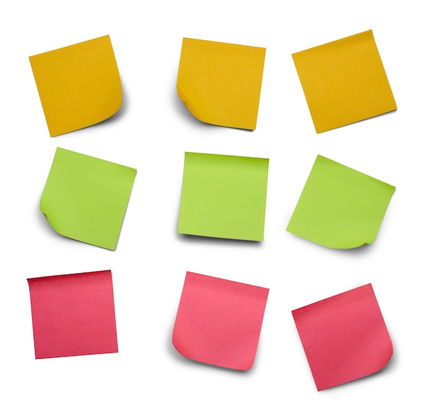 Zbiór różnych kolorowych wklejonych arkuszy naklejek z notatkami izolowany na białym tle