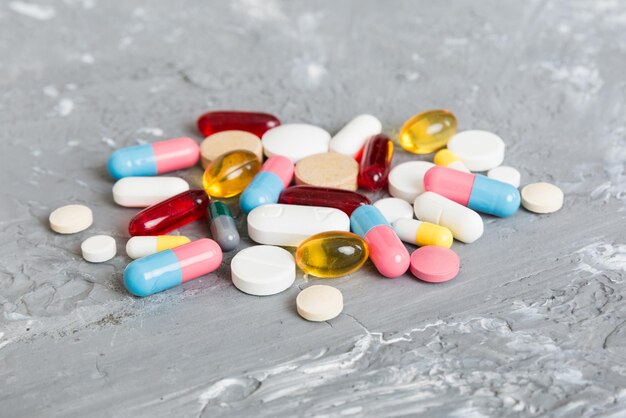 Zbiór różnych tabletek medycznych i pigułek Różne tabletki pigułki farmaceutyczne i kapsułki na tle tabeli Sterta różnych tabletek różnych leków Opieka zdrowotna