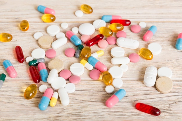 Zbiór różnych tabletek medycznych i pigułek Różne tabletki pigułki farmaceutyczne i kapsułki na tle tabeli Sterta różnych tabletek różnych leków Opieka zdrowotna