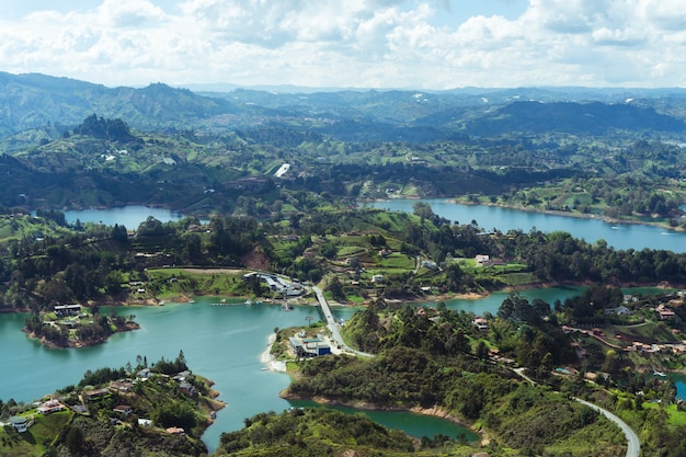 Zbiornik El Penon de Guatape. Antioquia Colombia. Krajobraz wodny