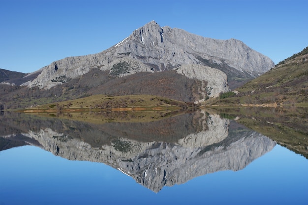 Zdjęcie zbiornik porma w mirror, leon, hiszpania