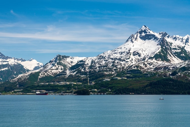 Zbiorniki ropy i rafineria na wybrzeżu Valdez na Alasce