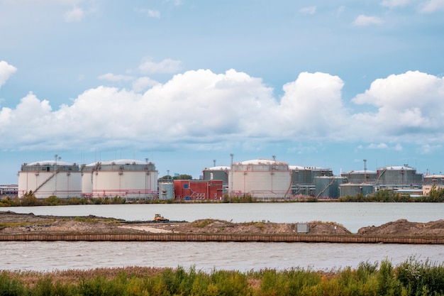 Zbiornikowy terminal naftowo-gazowy w Sankt Petersburgu