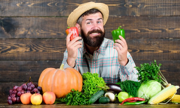 Zbiory w polu sezonowa żywność witaminowa Przydatny festiwal owoców i warzyw żywność organiczna i naturalna Happy Halloween brodaty dojrzały rolnik kucharz z bogatymi jesiennymi uprawami