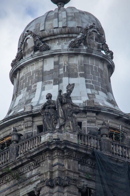 zbliż się do opuszczonej katedry w naprawie w mieście Meksyk