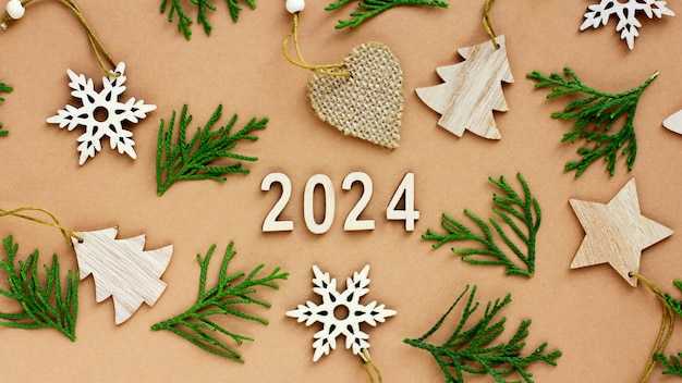 Zbliża się nowy rok drewniane cyfry ozdoby świąteczne wykonane z ekologicznych materiałów wykonane zabawki