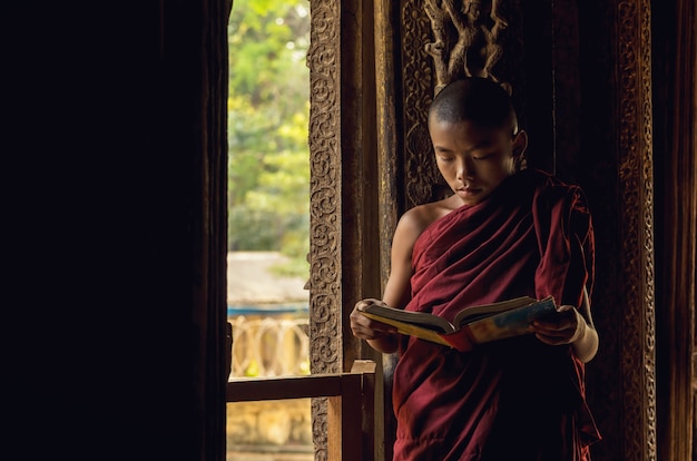 Zbliżenia nowicjusza Buddyjski czytanie przy Shwenandaw pagodą, Mandalay, Myanmar