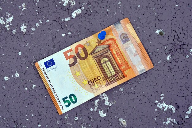 Zbliżenie 100 banknotów euro na białym tle