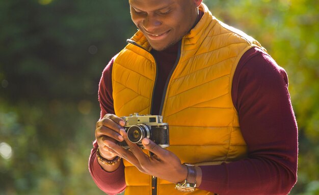 Zbliżenie African American Facet Fotograf Robienie Zdjęć Z Rocznika Aparatu Na City Green Park Leis