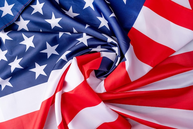 Zbliżenie amerykańskiej flagi z falami