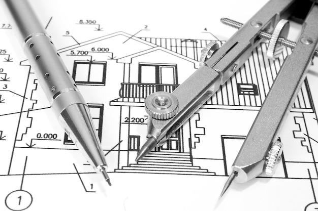 Zdjęcie zbliżenie architekta z planami